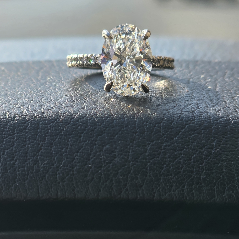 Elegant 14kt 4ct Oval-Cut Lab Grown Diamond Women's Ring